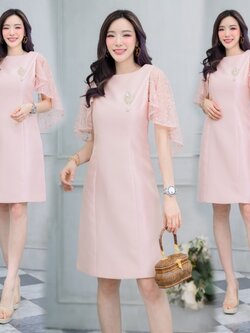 kudapy เดรสสั้นผ้าลูกไม้สีชมพู/สีทอ ปีกค้างคาวแต่งระบาย มีซับใน ชิปซ่อนหลัง