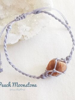 สร้อยข้อมือเชือกถักหินพีชมูนสโตน