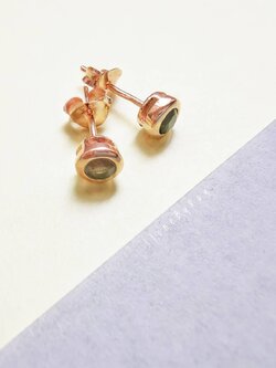 ต่างหูเงินทรงกลมดีไซน์กับสะเก็ดดาว Tektite