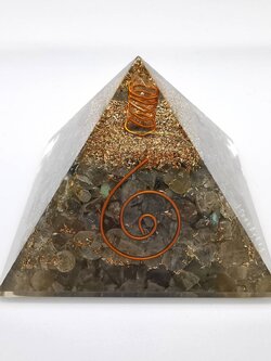 พีระมิดออร์โกไนท์หินลาบราโดไลท์ Labradorite