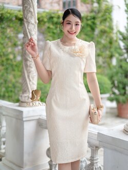 kudapy เดรสแต่งลูกไม้อย่างดี ตรงคอแต่งมุก ชุดตีเกรดด้านหน้าและหลังเข้ารูปสวยงาม บ่าจับจีบยกเล็กน้อย งานทรงเอผ่าหลัง