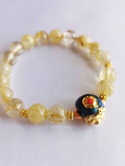สร้อยข้อมือไหมทองและหมูนำโชค Rutilated Quartz