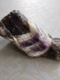 หินเชฟรอนอเมทิสต์ก้อนธรรมชาติ