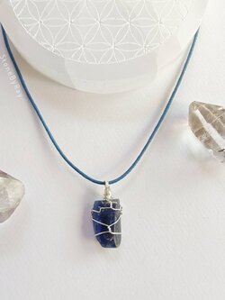 สร้อยคอเชือกจี้หินไคยาไนท์ Kyanite