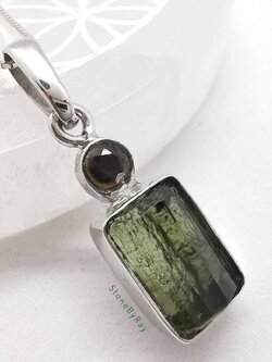 สร้อยคอเงินจี้สะเก็ดดาวโมดาไวท์ Moldavite