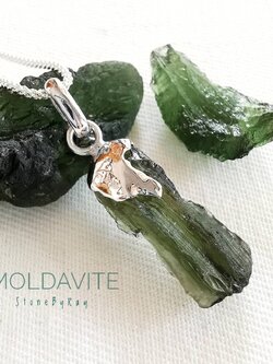 สร้อยคอเงินจี้สะเก็ดดาวโมดาไวท์(Moldavite)