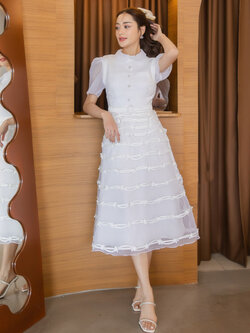 kudapy เดรสยาวสีขาว มีเข็มขัดหัวเพชรติดกับชุด กระโปรงเต่งดีเทลดอกไม้3D ผ้าหนาไม่บาง