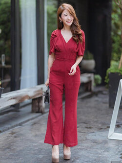 kudapy จั้มสูทขายาวสีแดงลายจุด คอวีจับจีบช่วงไหล่และคอ ซับในแบบสั้น