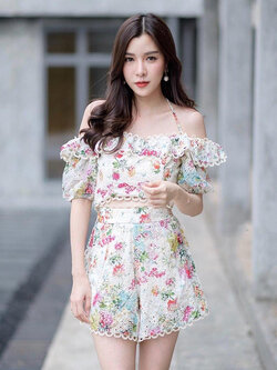 kudapy ชุดเชทเสื้อเปิดไหล่สีขาวครีม ช่วงแขนแต่งแขนตุ้กตา แต่งระบายรอบตัว