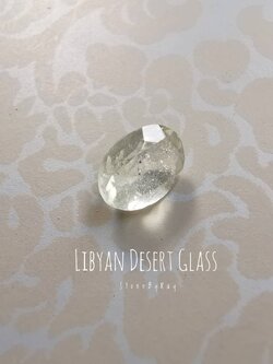 สะเก็ดดาวสีขาวเจียรเหลี่ยม(Libyan Desert Glass)