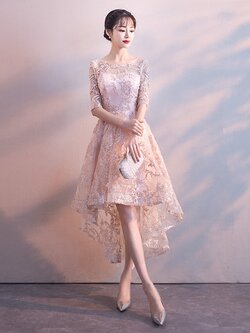 kudapy ชุดราตรี ชุดออกงาน ชุดไปงานแต่งงานสีครีมเบจ คอกลม แขนสั้นสามส่วน กระโปรงหน้าสั้นหน้าหลังยาว เสริมฟองน้ำบางๆที่น้าอก