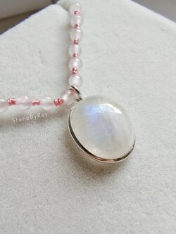 สร้อยคอเชือกถักหินโรสควอตซ์เม็ดเลํกจิ๋ว+จี้เงินหินมูนสโตน