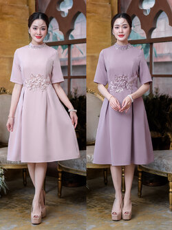 kudapy เดรสสั้นสีม่วงหม่น/สีชมพูหม่น คอเพชรแต่งดอกไม้ เดรสช่วงเอวแต่งดอกไม้สวยงาม กระโปรงจับจีบทวิส มีซับใน แต่งซิปหลัง