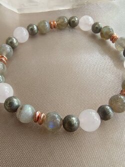 สร้อยข้อมือหินไพไรต์กับโรสควอตซ์และลาบราโดไลท์