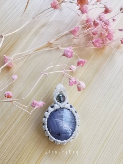 จี้เชือกถักล้อมพลอยไพลิน