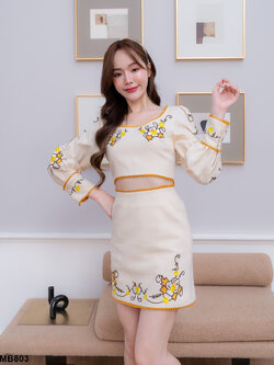 kudapy ชุดเซ็ทเสื้อครอปแขนยาว กระโปรงสั้นปักลายเหลือง ใส่เที่ยว ปาตี้ทะเลสวยดูดี