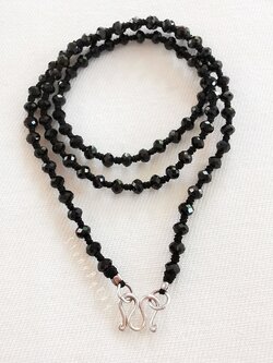 สร้อยคอหินออนิคเจียรเหลี่ยม