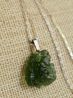 สร้อยคอเงินจี้สะเก็ดดาวโมดาไวท์(Moldavite)