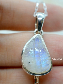 สร้อยคอเงินจี้หินเรนโบว์มูนสโตนแกะสลักรูปใบไม้