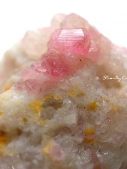 ทัวมาลีนสีชมพู (Pink Tourmaline)