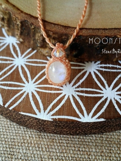 สร้อยคอเชือกถักจี้หินเรนโบว์มูนสโตน