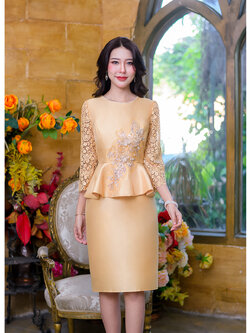 kudapy เดรสสั้นสีเหลืองทอง ผ้าไหม ดีไซน์เอวระบาย แต่งดอกไม้สวยหวานที่เอวจนถึงช่วงอก รอบคอตกแต่งด้วยมุก