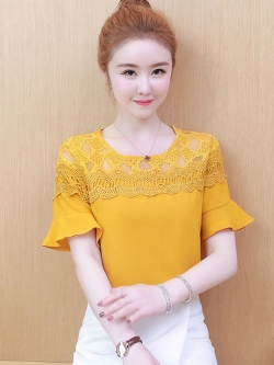 เสื้อสีเหลือง คอเสื้อ หน้าอก และช่วงไหล่ แต่งด้วยผ้าลูกไม้และผ้าถักโครเชต์สีเหลือง