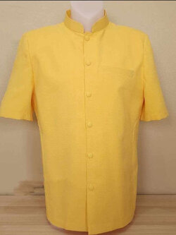 kudapy เสื้อผ้าไหมคอพระราชทานเสื้อสีเหลือง เสื้อผ้าไทยผู้ชาย คอพระราชทาน ผ่าหน้า แขนสั้น มีกระเป๋าด้านซ้ายบน