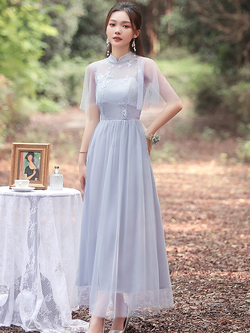 kudapy ชุดราตรียาวออกงานสีเทา ทรงคอจีนผ้าคลุมไหล่ซีทรู ตัวเสื้อปักลายดอกไม้ ซิบด้านข้างลำตัว สม๊อกหลัง กระโปรงผ้าโปร่ง