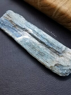 หินไคยาไนท์ผลึกก้อนธรรมชาติ (Kyanite)