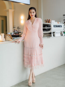 kudapy เดรสยาวคลุมข่าวสีชมพู ลูกไม้+ผ้าชีฟอง ผ้างานอัดพรีททั้งชุด คอวี แขนยาวลูกไม้ซีทรู