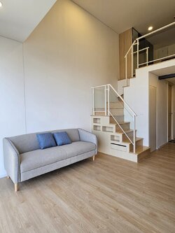 ให้เช่าคอนโด Siamese RAMA 9 (Landmark @MRTA Station) ไซมิส พระราม 9 (แลนด์มาร์ค @MRTA Station) - ห้อง Duplex 2 ชั้น โล่งโปร่งอยู่สบาย - การเดินทาง: รถไฟฟ้าสายสีส้ม สถานีรฟม. 350 เมตร