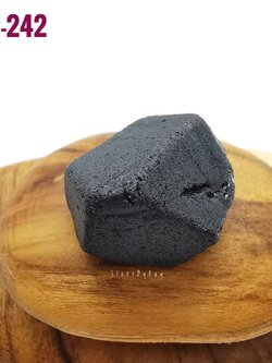 นิลก้อนธรรมชาติ (Black Spinel)