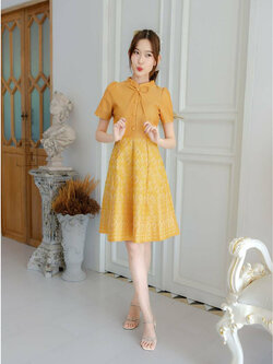 kudapy เดรสสั้นสีเหลือง ผ้าไทยคอจีนผูกโบว์แต่งกระดุม
