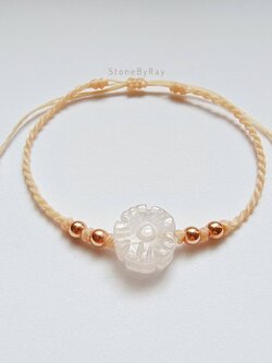 สร้อยข้อมือเชือกถักหินโรสควอตซ์แกะสลักรูปดอกไม้