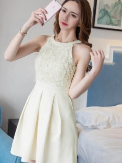 kudapy ชุดเดรสออกงานสั้นแขนกุดสีครีมน่ารักสวยหรูหราได้ลุคคุณหนู