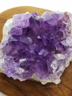 หินอเมทิสต์ผลึกธรรมชาติ Amethyst