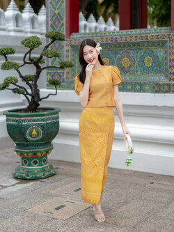 kudapy ชุดเซ็ทเสื้อ+ผ้าถุงลายไทย เสื้อแขนสั้นแต่งกระดุมหน้า ใส่ออกงาน งานบุญ งานวัด งานบวช ชุดลิซ่า