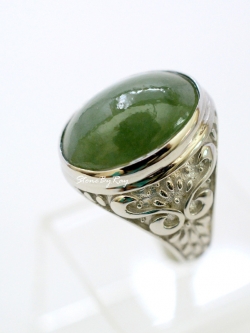 แหวนเงินแท้ดีไซน์กับหินหยกสีเขียวเข้ม Jade