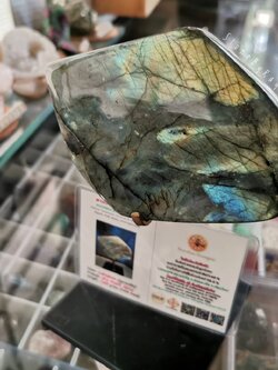 หินลาบราโดไลท์ขัดเงาพร้อมฐานโชว์