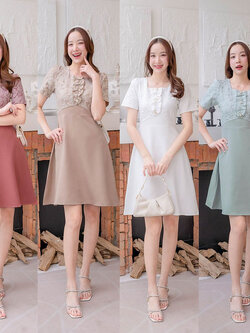 kudapy เดรสสั้นสีน้ำตาล/สีขาว/สีเขียว/สีชมพูแต่งผ้านู้นลายดอกไม้ ที่อกพร้อมกระดุมแต่ง เรียบหรู