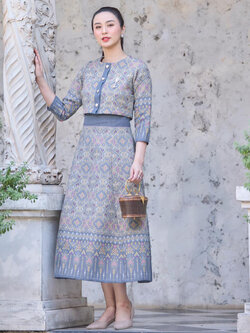 kudapy ชุดเซ็ทเสื้อ+กระโปรงสีเทาเงิน ออกงาน ชุดไทยประยุกต์ ผ้าไหม ผ้าอัดกาวทั้งชุด ลายไทยสวยดูดดี