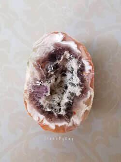 หินจีโอดอเมทิสต์ก้อนธรรมชาติ