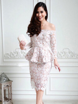 ชุดไปงานแต่งสีขาว เดรสลูกไม้เปิดไหล่เอวระบาย ผ้าลูกไม้ทอแน่น งานละเอียดปราณีตสุดๆ