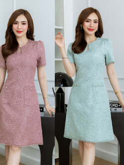kudapy เดรสสั้นสีชมพูกลีบบัว/สีเขียวพาสเทล ผ้าแจ็คกาด แพทเทิร์นสวยเรียบหรู ช่วงคอดีไซน์หยดน้ำสวยลงตัว แต่งด้วยลูกไม้ชายแขนและชายกระโปรง