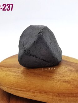 นิลก้อนธรรมชาติ (Black Spinel)