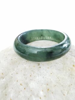 แหวนหินหยกเขียวเจียรแบบแหวนเกลี้ยง