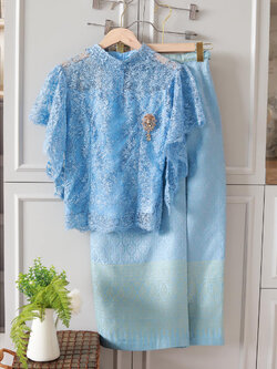 kudapy set 2 ชิ้น ชุดเซตสีฟ้าไปงานแต่ง เสื้อลูกไม้ใยบวบปักเลื่อม+ผ้าถุงทอลาย ซิปหลัง มีซับทั้งตัว แขนระบาย คอปีน