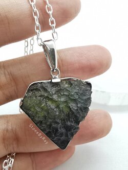 สร้อยคอเงินจี้สะเก็ดดาวโมดาไวต์ Moldavite