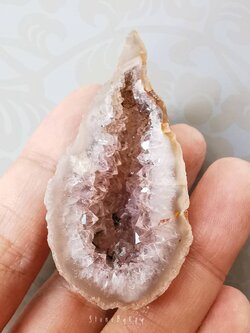 หินจีโอดอเมทิสต์ก้อนธรรมชาติ